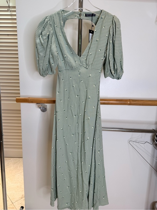 Nasty Gal Dresses & Skirts - Nasty Gal Green Gingham Floral Puff Sleeve Midi Dress US 0 NWT